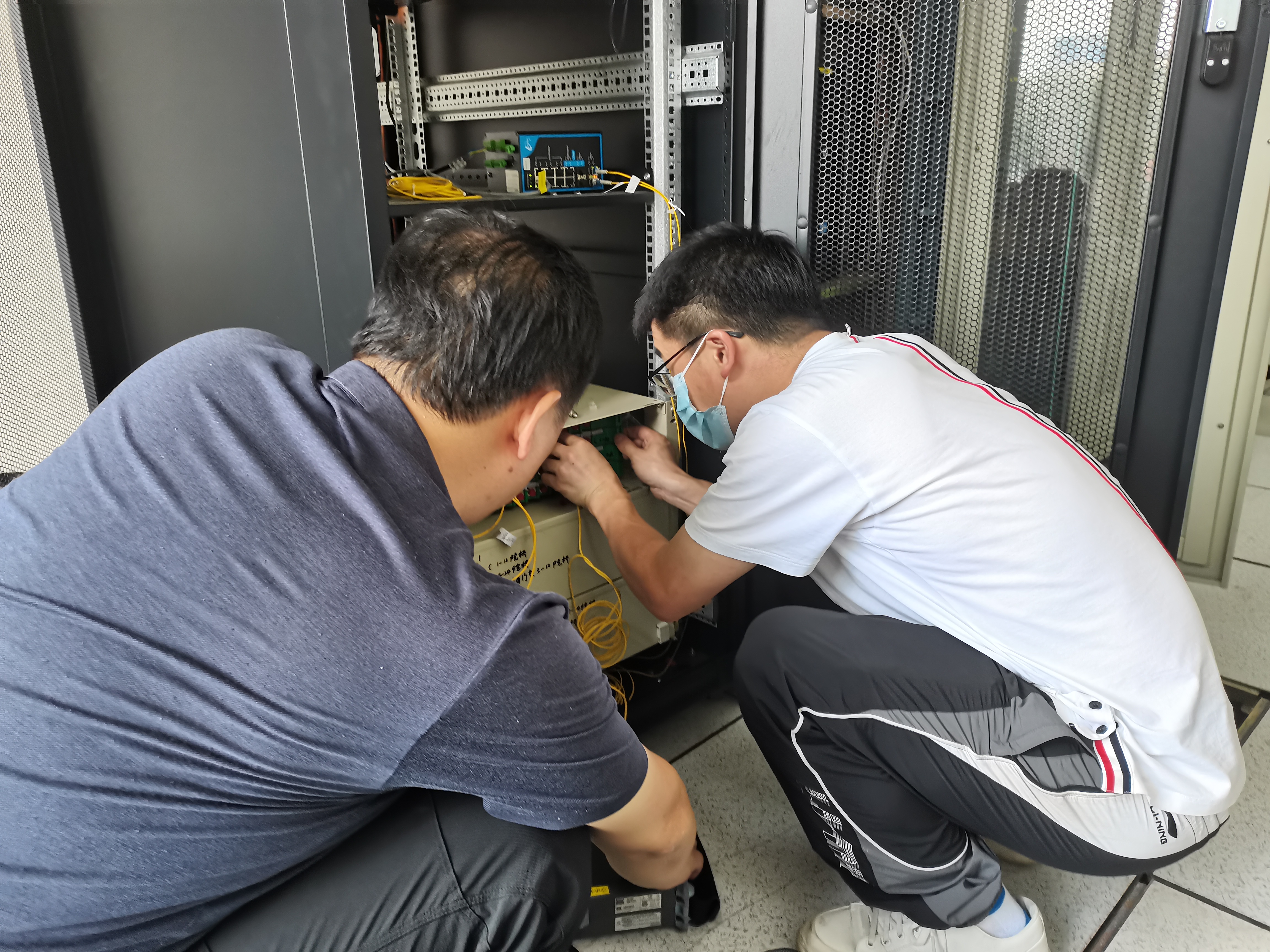 1688692319668515.jpg 圖為中心人員在調(diào)試電話(huà).jpg