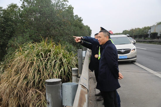 張總在踏勘院橋服務區選址_副本_副本.jpg